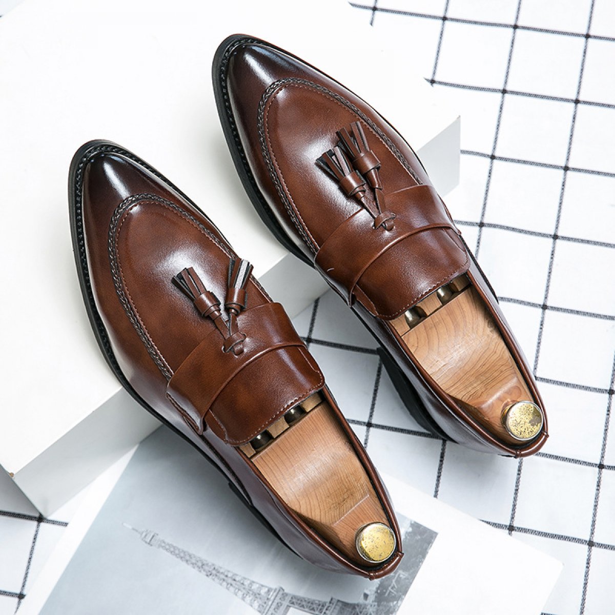 Temperament Retro Sculpted Tassel Loafers